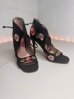Betsey Johnson Women’s Black Suede Floral Embroidered Strappy Lace-Up Heels 6